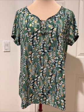 BY design Taurus short sleeve Large blouse with 3 ring hardware  95% polyester